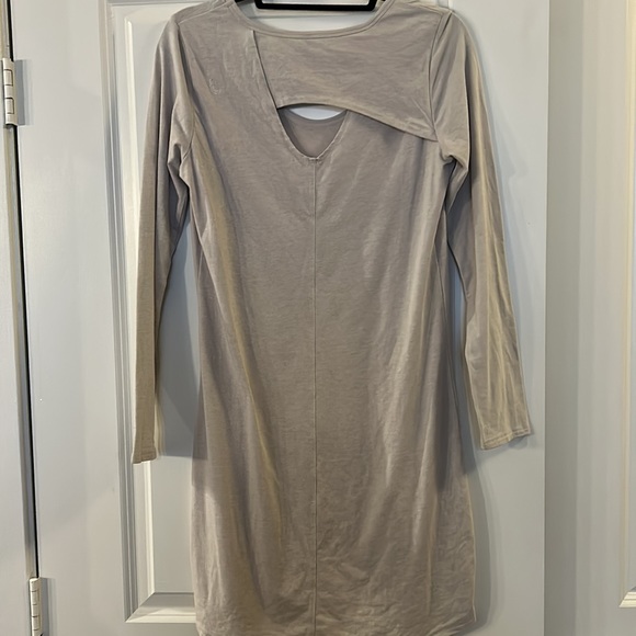 NWOT SWEET TSHIRT DRESS WITH A CUTE BACK - Picture 3 of 4